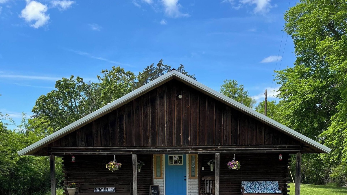 Powell Cabin | Charming 3-bedroom log cabin in beautiful country setting near Bella Vista Ar