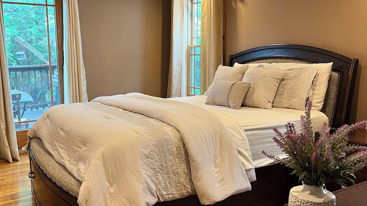 North Buffalo House | Charming 3-bedroom lower unit home in Buffalo