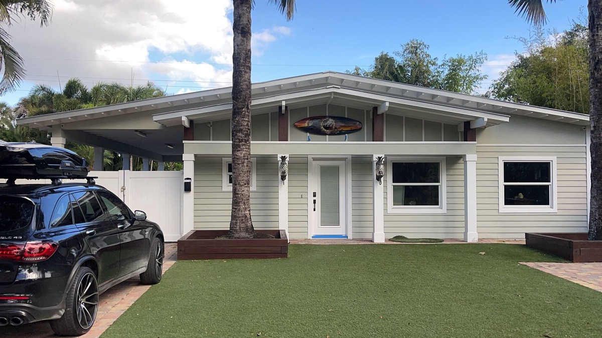 Lake Park House | Charming 3-bedroom pool house in Lake Park Naples with AC and WiFi
