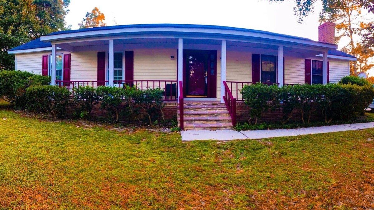 Royal Pines Estates House | Charming 3-bedroom ranch style home in Columbia with plenty of space inside,out