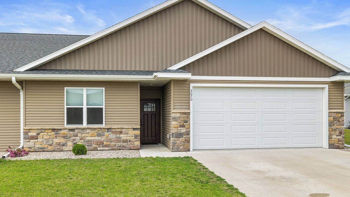 Plover House | Charming 3-bedroom townhome with a backyard, WiFi and AC in delightful Plover WI