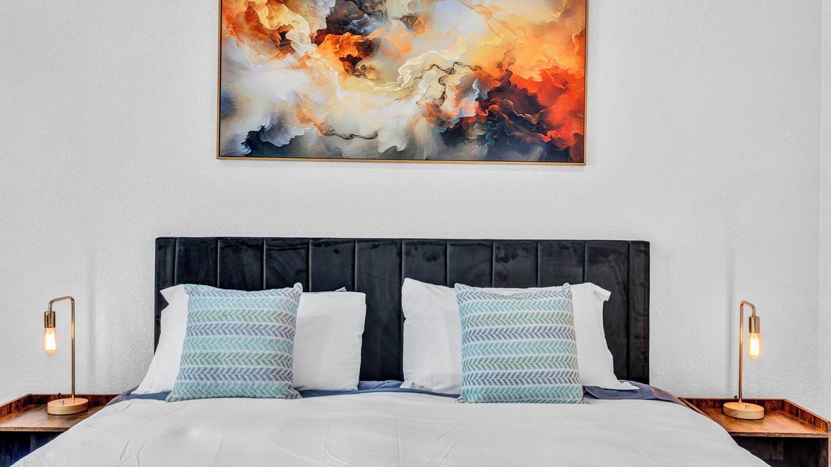 Heidenheimer House | Charming 3-bedroom townhome with AC and WiFi in Temple