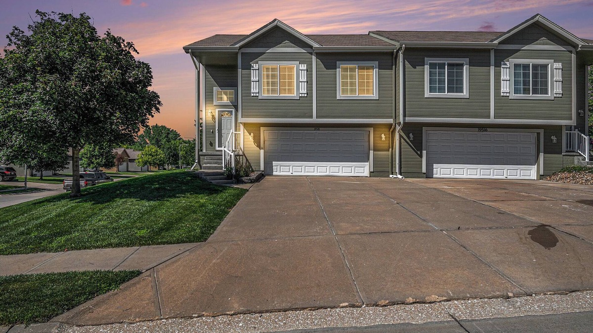 Millard House | Charming 3-bedroom townhome with WiFi, AC in marvelous West Omaha