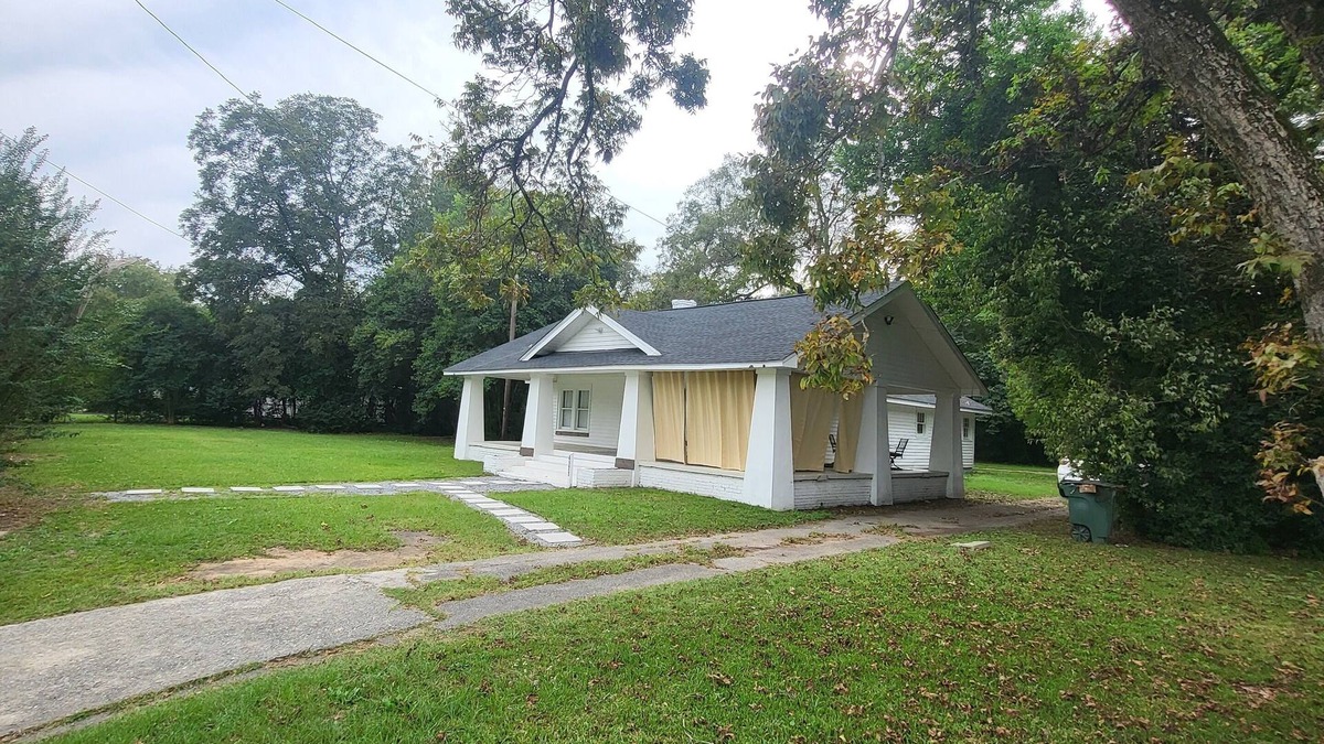 Macon House | Charming 3-bedroom -Two bathrooms -15 minutes from Robins AFB