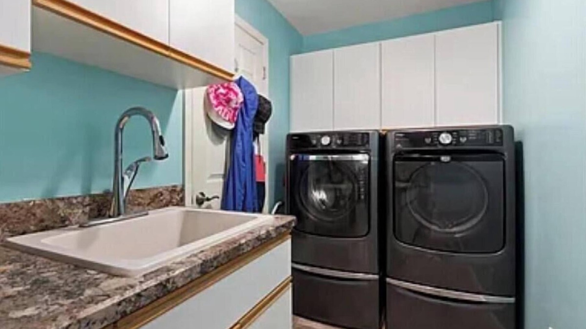Lakewood Park House | Charming 3-bedroom house/lake, huge backyard, WiFi, fishing, 10 mins from beach