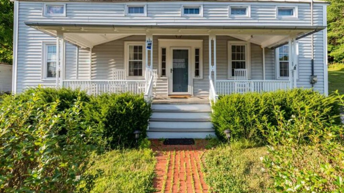 Hollowville Other | Charming 3-bedroom farmhouse in Hollowville with hot tub
