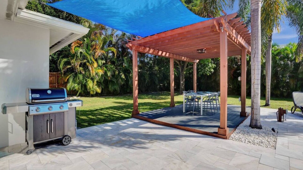 Central Business District House | Charming 3-bedroom bungalow with Heated pool in Oakland Park/Fort Lauderdale.