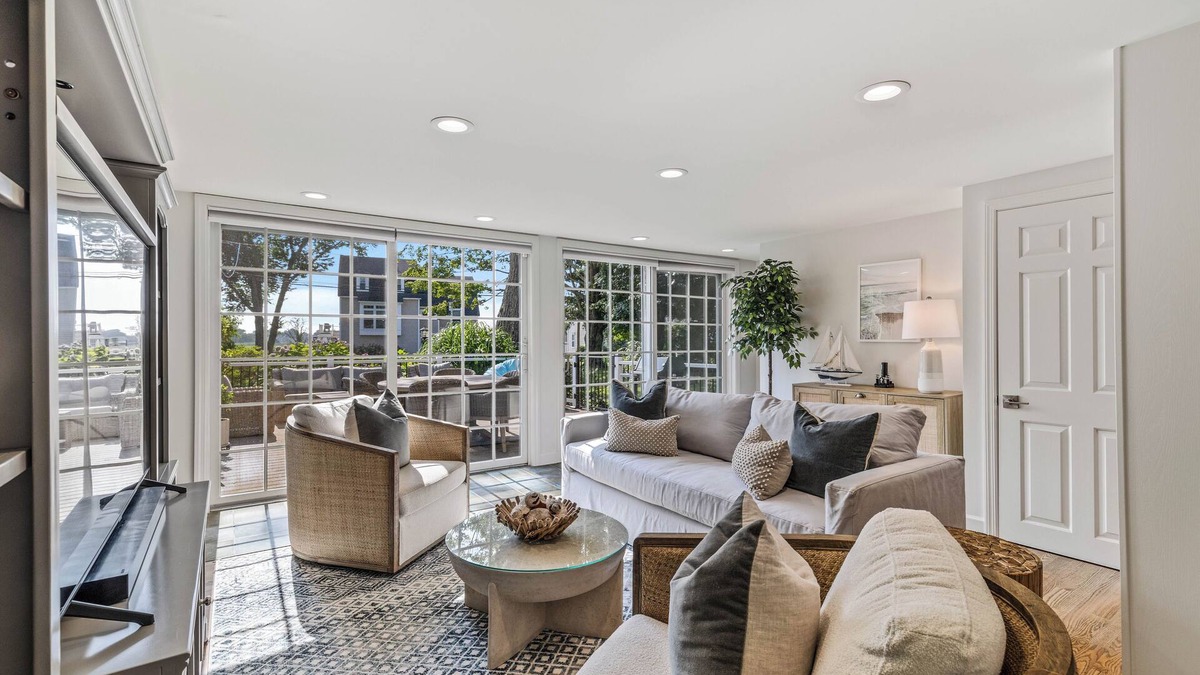 Saybrook Manor Cottage | Charming 3-bedroom cottage short walk to Chalker Beach