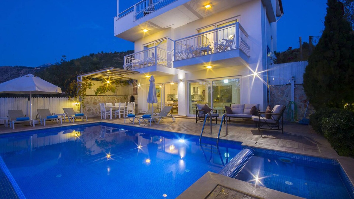 Uzumlu House | Charming 3 Bedroom Villa with Secluded Infinty Pool and Heated Indoor Pool