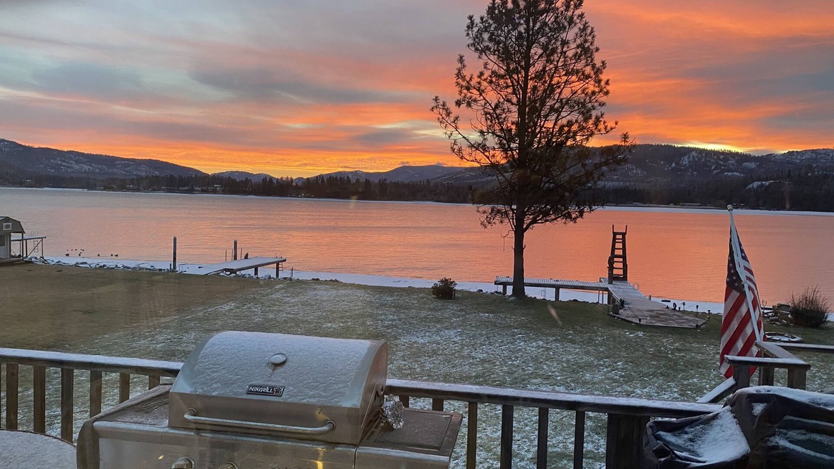 Laclede Bed & Breakfast | Charming 3-bedroom waterfront home in peaceful Laclede with AC, WiFi.