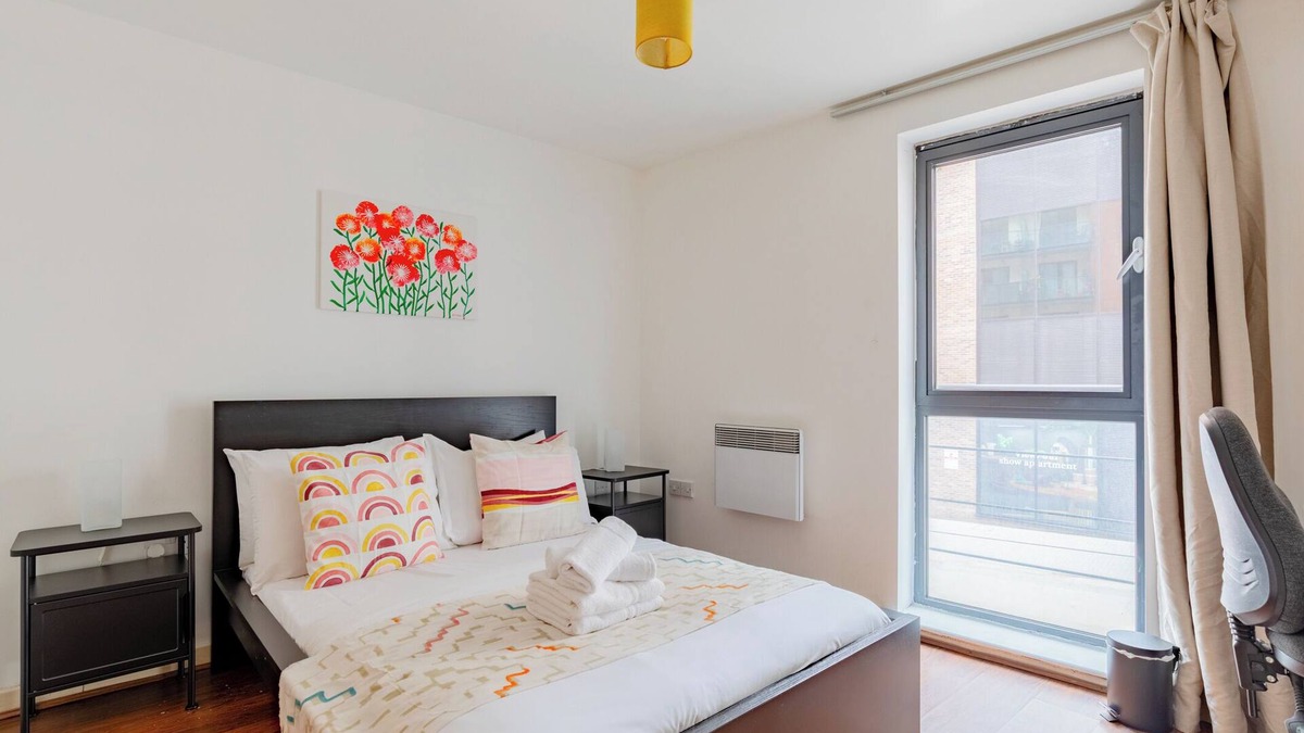Leyton Apartment | Charming 3BD Retreat with Balcony, East London