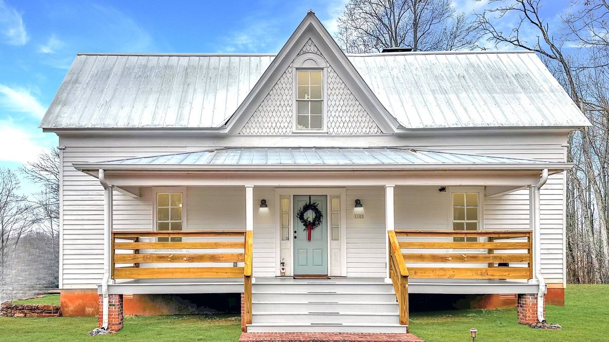 Cleveland Other | Charming 3bed/2bath 1800s Farmhouse - Just Minutes to Helen & North GA Wineries!