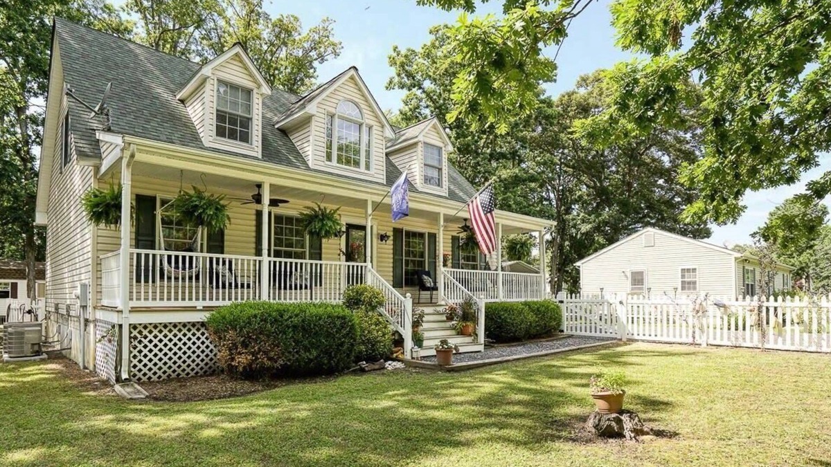 Tilghman House | Charming 3BR Cottage in Heart of Tilghman Island – Bike everywhere!