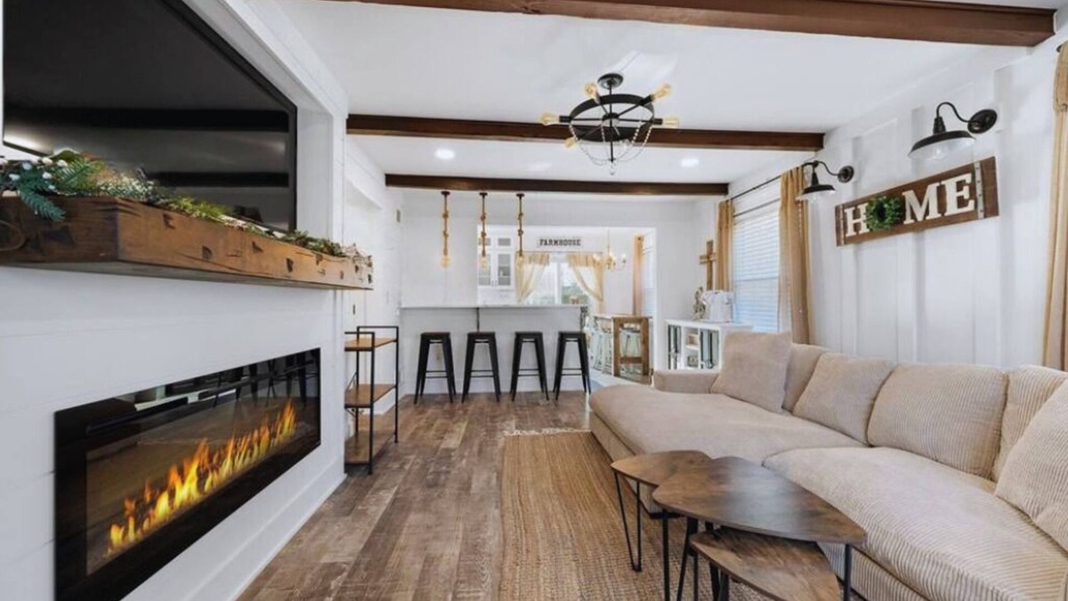 Drayton Plains House | Charming 3BR Home Near Birmingham Walk to Downtown Office, Fireplace, Vinyl