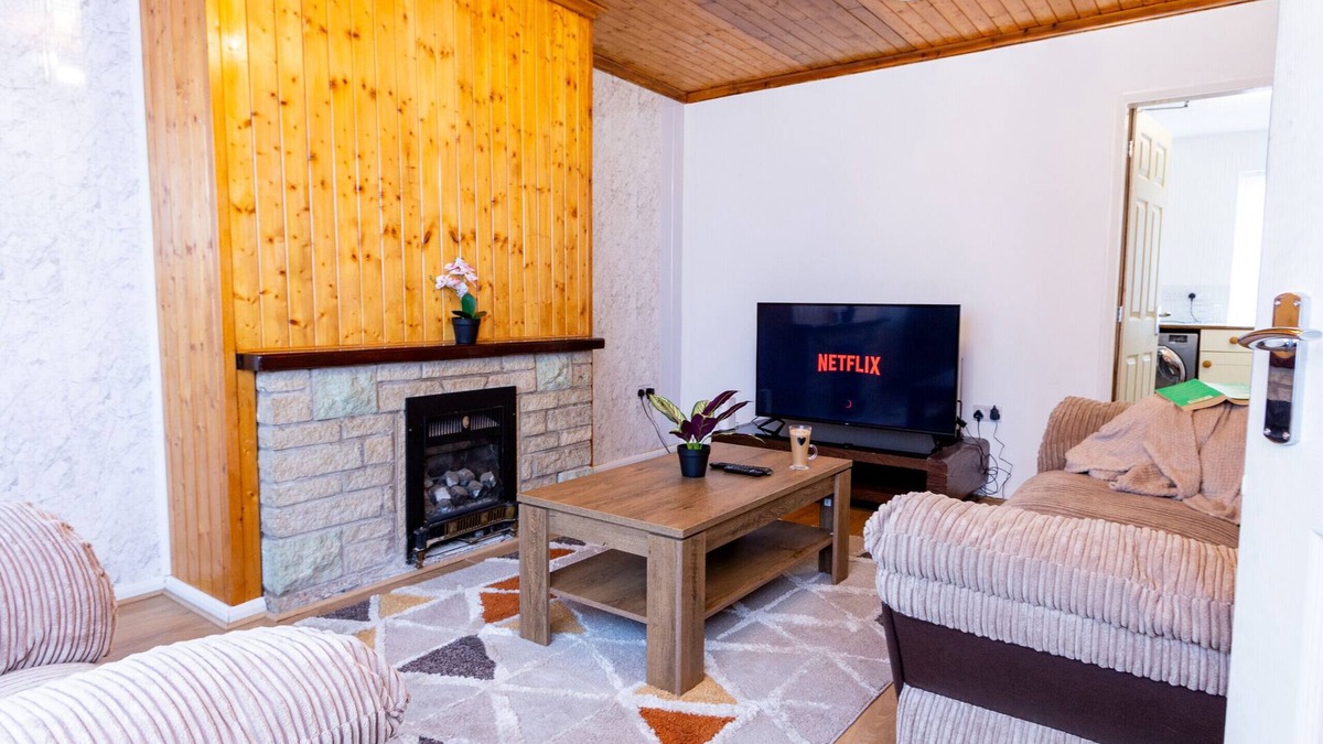Ridgeway House | Charming 3BR House - Perfect for Group Stays