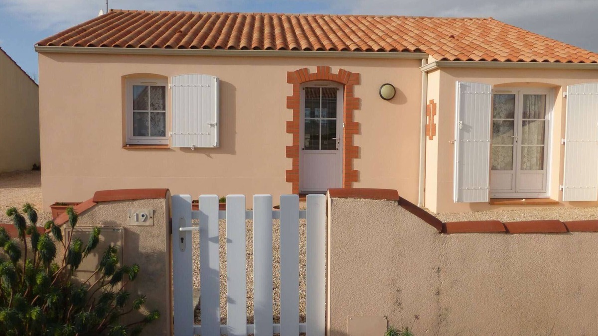 Givrand House | Charming 3BR House in Givrand, 6km from Beach, Peaceful Setting, 3-Star Rating, Sleeps 6