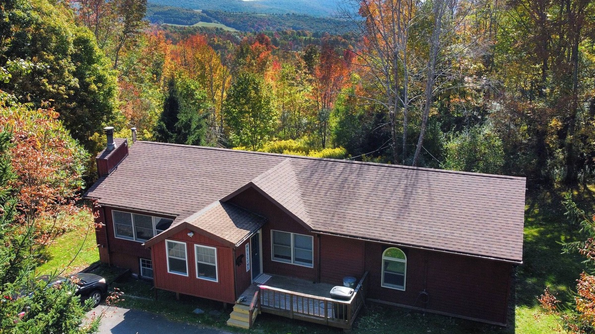 Stamford House | Charming 3BR house, nestled in mountains, pet friendly, 20 minutes from skiing!