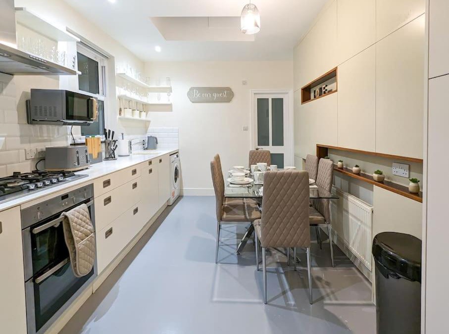 Seven Sisters Apartment | Charming 3BR in Trendy Tottenham Neighborhood