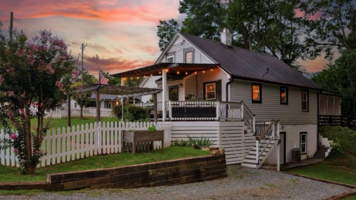 Mooresville House | Charming 3br Property with fenced in downtown Mooresville, NC