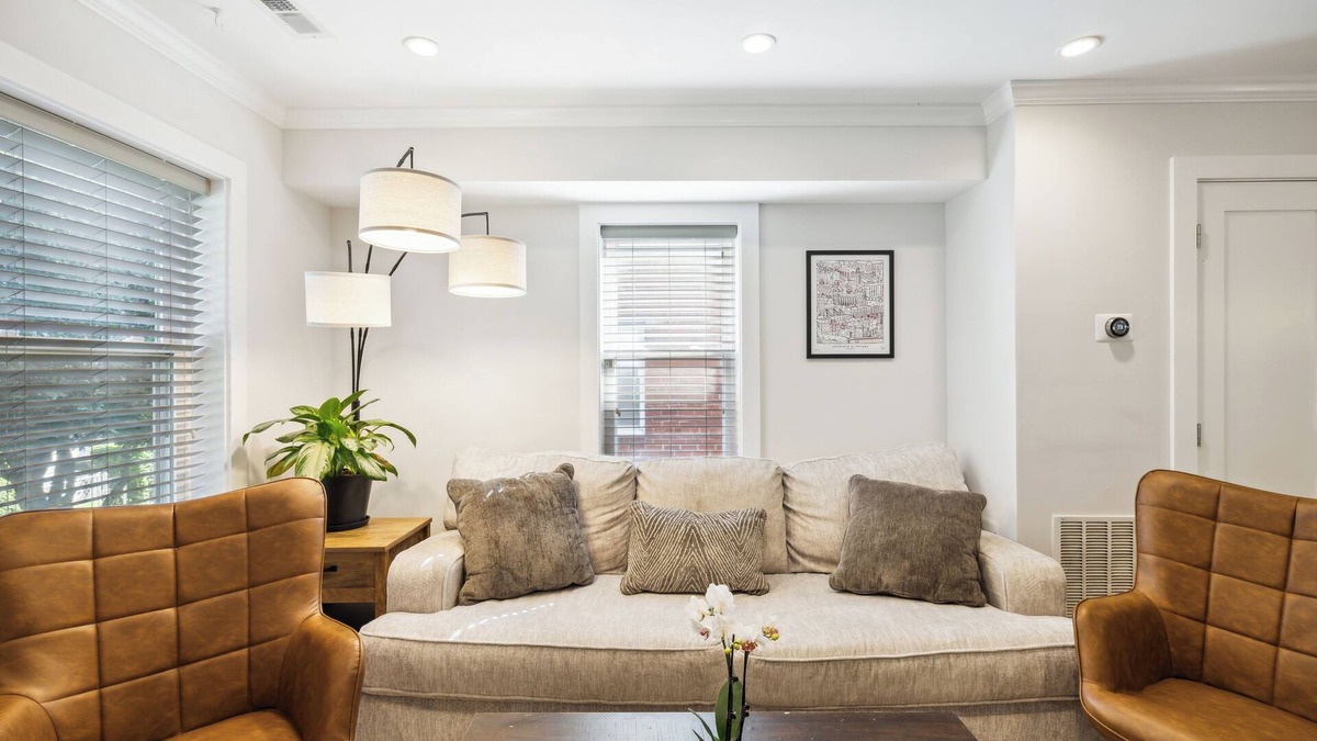 Washington House | Charming 3BR Townhome w/Free Parking