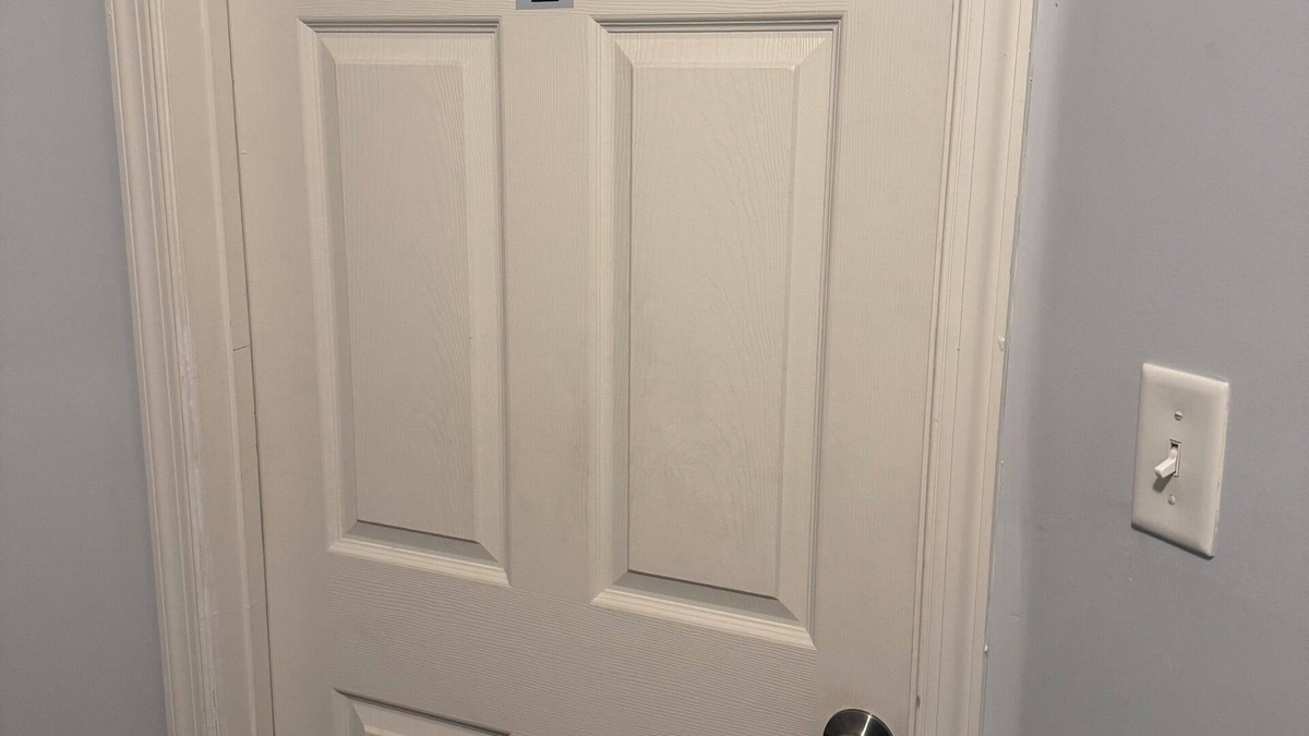 Elkton House | Charming 3rd floor Large bedroom inside townhome