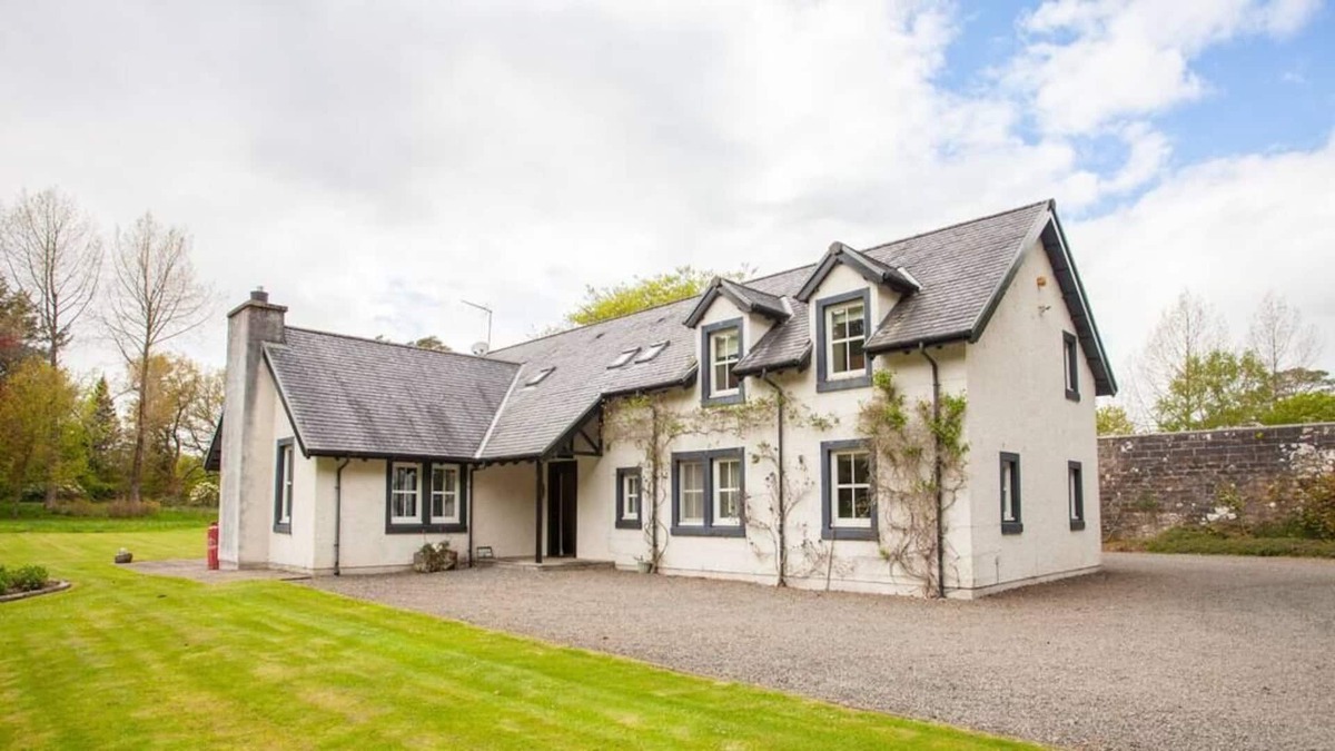 Glasgow House | Charming 4-Bed Cottage with Large, Private Gardens