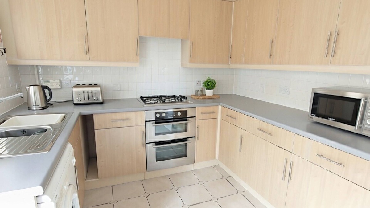Stoke Gifford House | Charming 4-Bedroom Retreat in Stoke Gifford