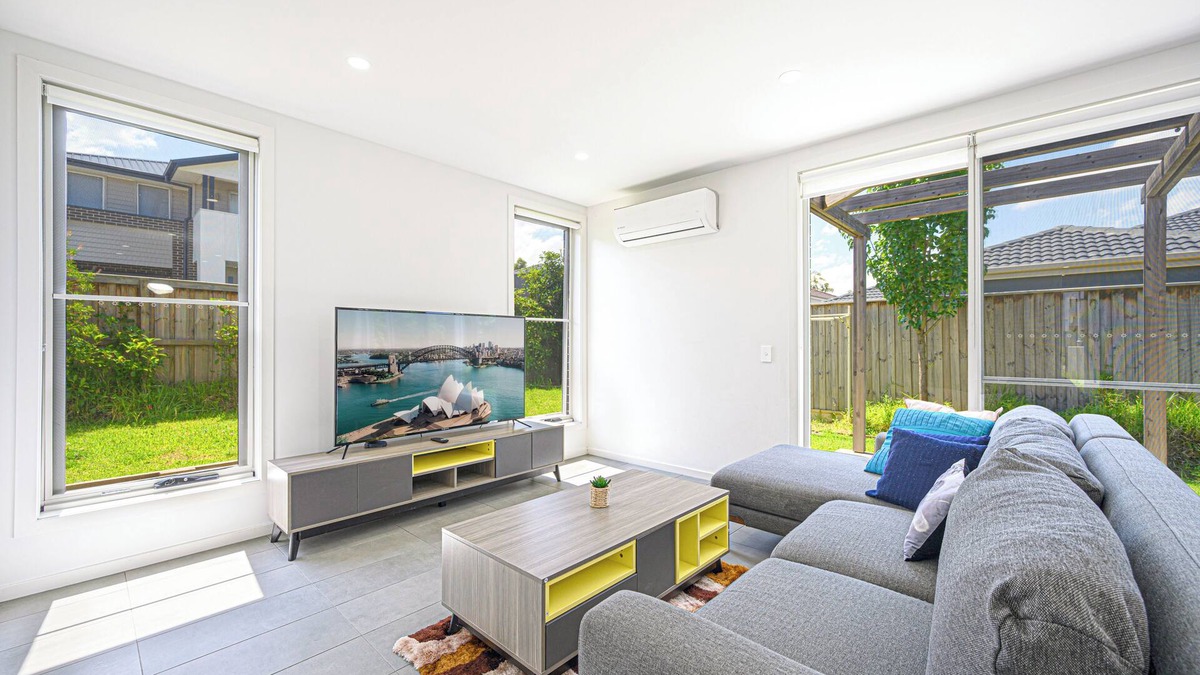 Leppington House | Charming 4-bedroom house in delightful Denham Court with AC, WiFi