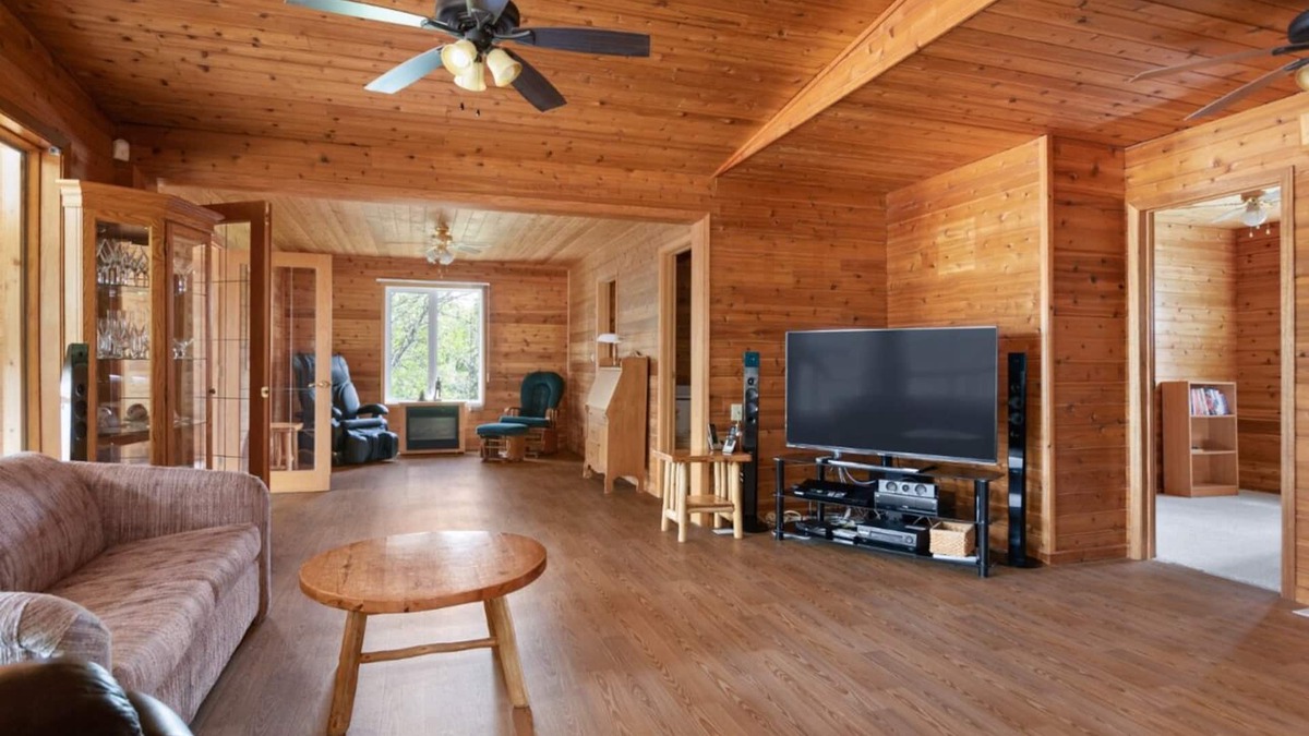 Petersfield Cabin | Charming 4-bedroom cabin on water in wonderful Petersfield with WiFi and TV