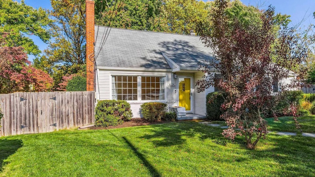 Annandale House | Charming 4-bedroom house with huge, fenced yard and fitness room in Annandale