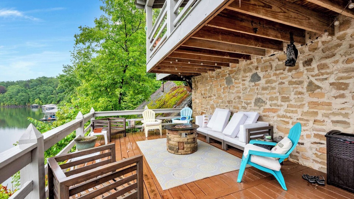 Crane Hill House | Charming 4-bedroom house with WiFi and AC only a few steps to water and 2 decks
