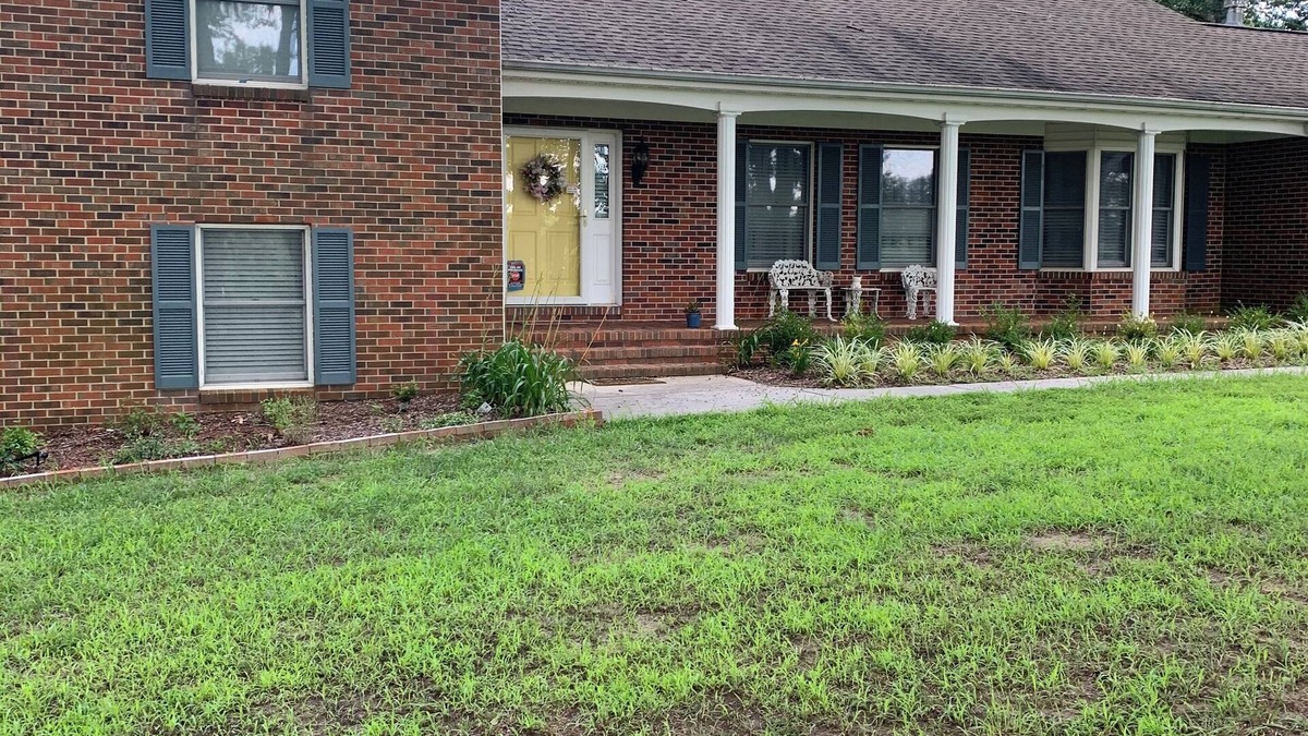 Montross House | Charming 4-bedroom home with WiFi, AC , deck and firepit in delightful Montross