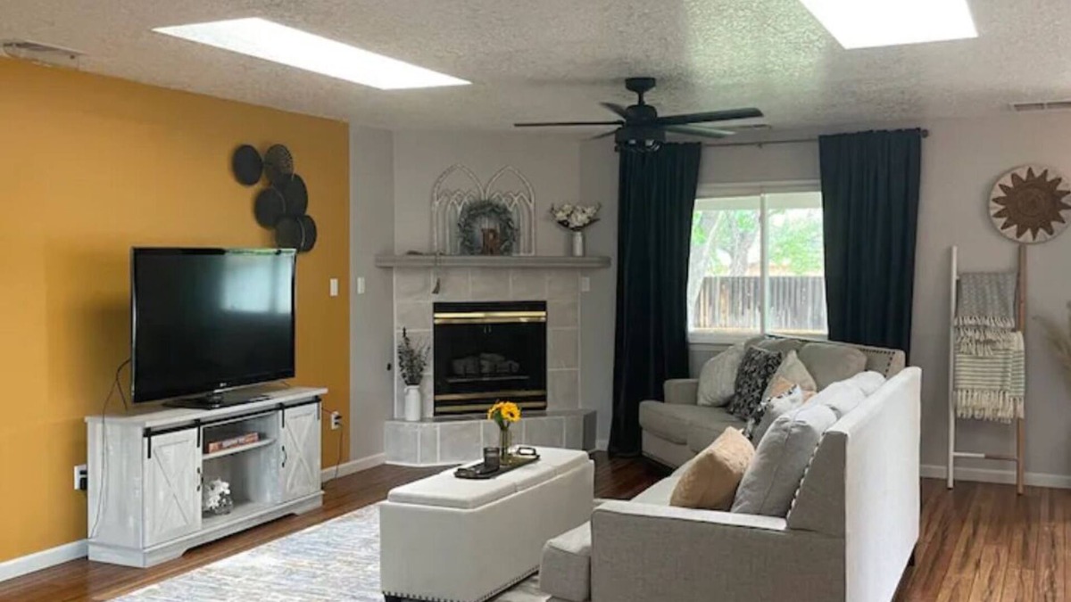 Bosque Farms House | Charming 4-bedroom house in Peralta. Sit outside and enjoy the beautiful Sunset