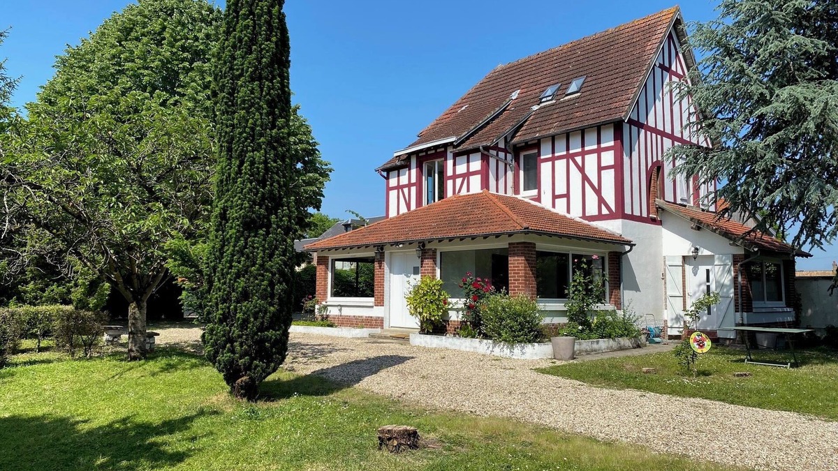 Poses House | Charming 4 bedroom house for rent in the pretty village of Poses - on the banks of the Seine