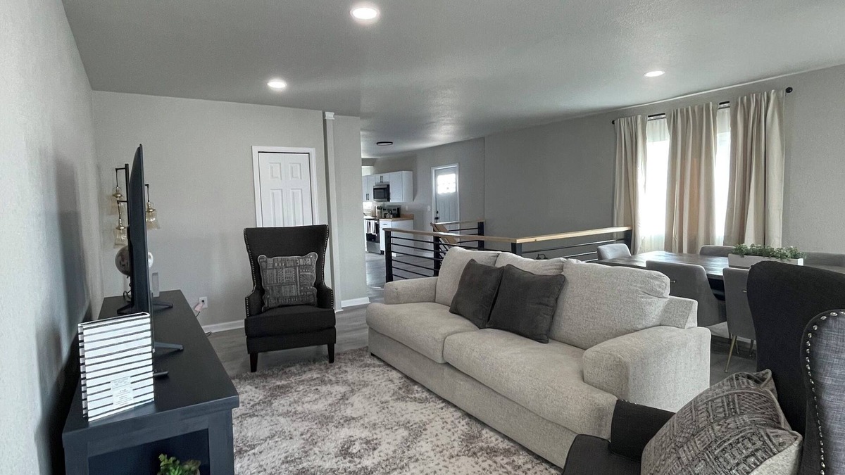 Pueblo House | Charming 4-bedroom house with AC, WiFi in delightful Pueblo