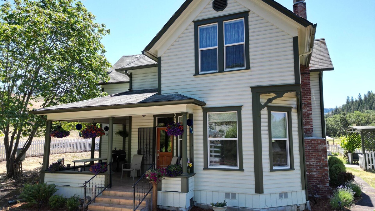 Roseburg Other | Charming 4-bedroom Pearce Historic Farmhouse in Roseburg with AC and WIFI