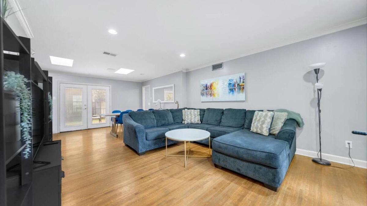 East Memphis House | Charming 4-Bedroom Retreat with Large Yards and Outdoor BBQ