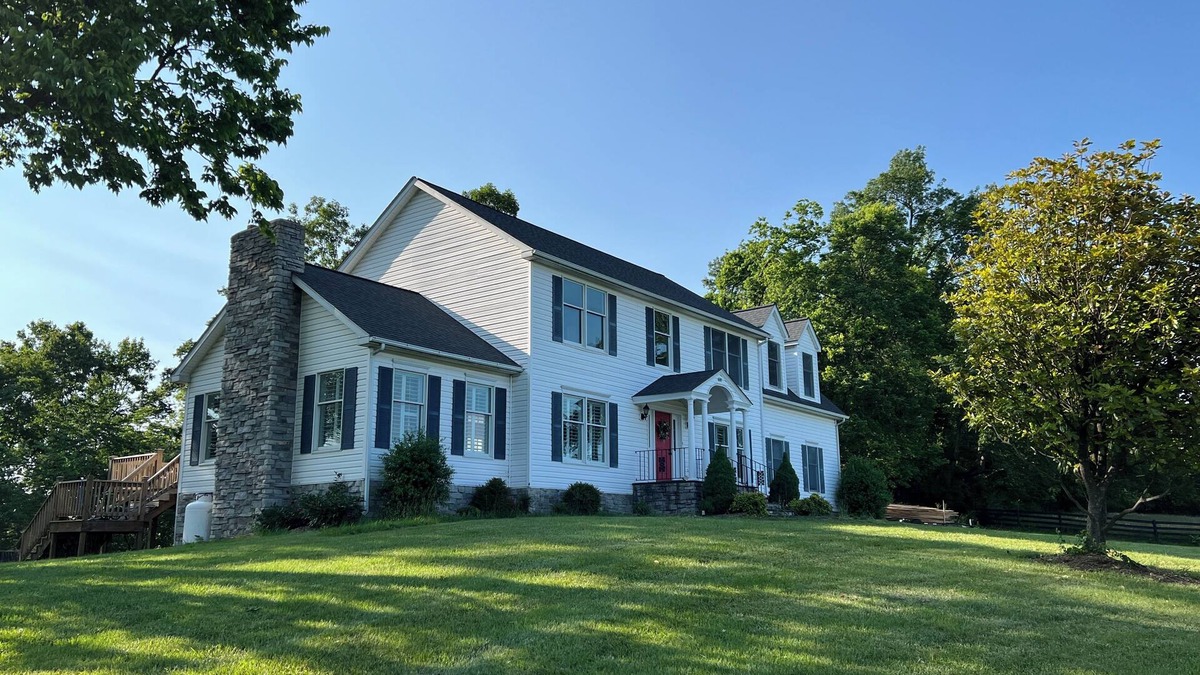 Ridgeway House | Charming 4-bedroom House on beautiful farm in Clear Brook with lovely views