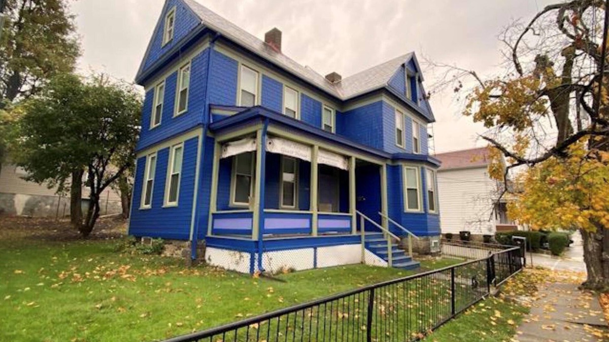 Elrama House | Charming 4-bedroom family friendly house in Monongahela. Make yourself at home!