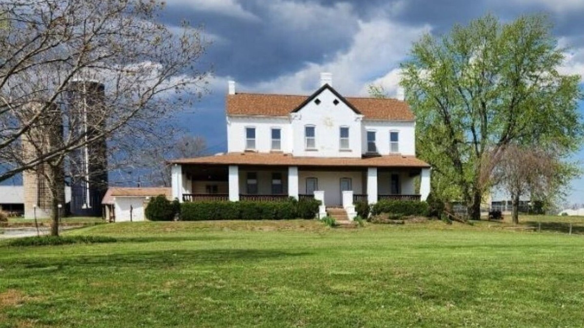 Renault House | Charming 4BDRM Farmhouse Retreat. Private Pool & Fishing Lake Access,cap. for 11