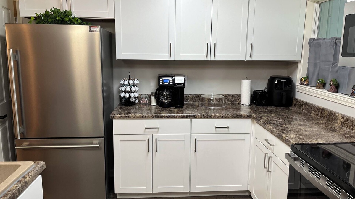 Southaven House | Charming 4BR 2BA Close to Memphis NOT IN Memphis! FULL Kitchen.