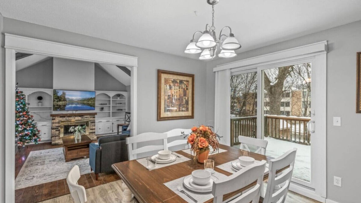 Burnsville House | Charming 4BR Family Home in Burnsville