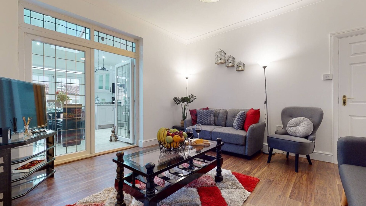 Chadwell House | Charming 5-Bed House in Romford