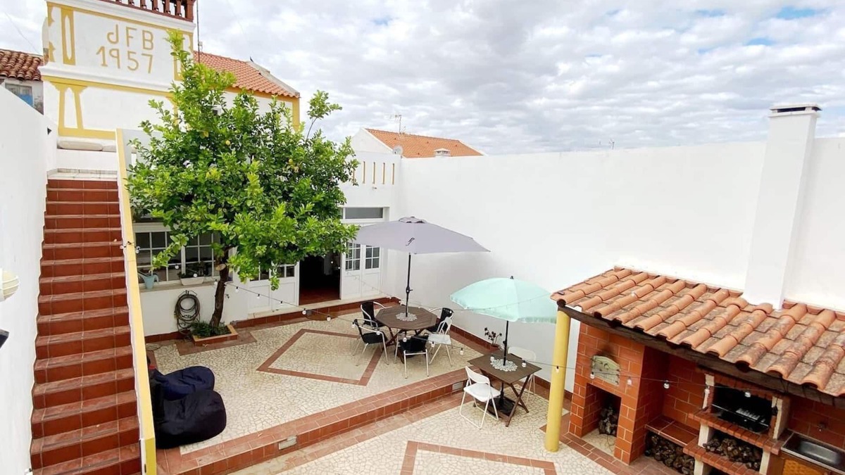 Mourao House | Charming 5-Bed House in Granja