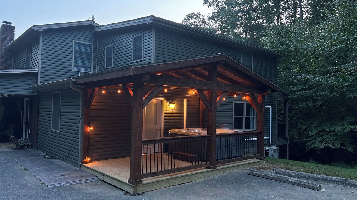 Herndon Cabin | Charming 5-bedroom cabin with Hot tub + Pickle-ball court
