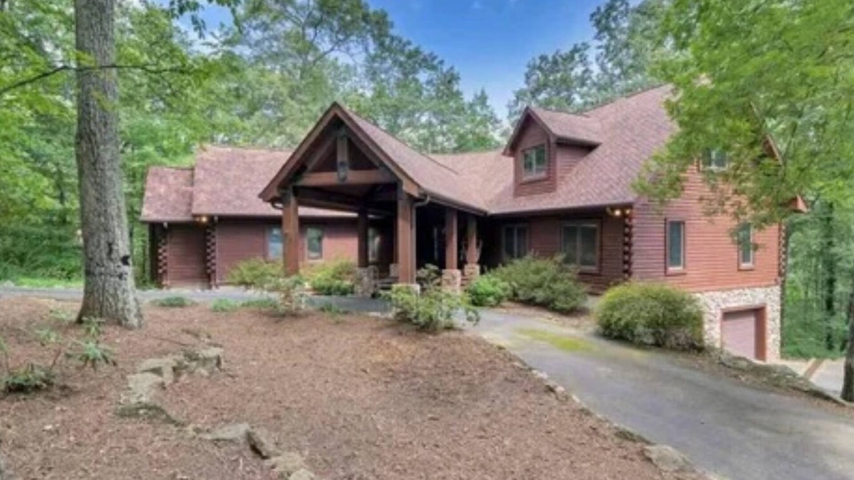 Highland Cabin | Charming 5-bedroom cabin with WiFi, AC in the mountains.