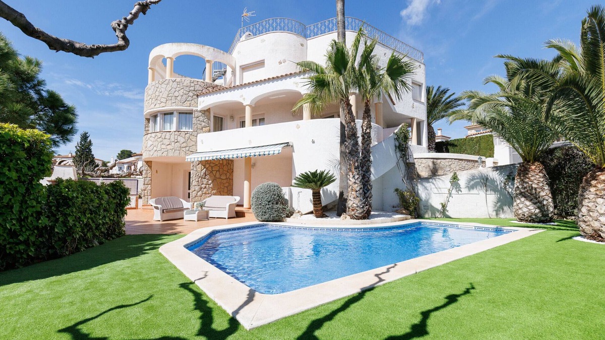 Miami Platja Villa | Charming 5-bedroom villa in Miami Playa 069 VILLA PINO ALTO