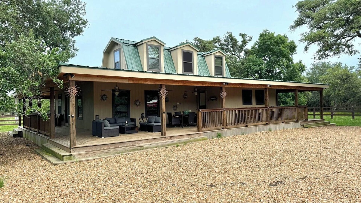 Sublime Other | Charming 5-bedroom farmhouse in Rock Island with WiFi, AC, lake front