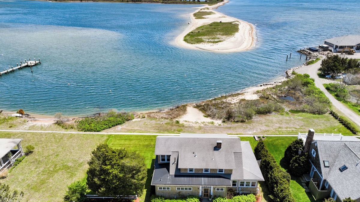 East Falmouth Cottage | Charming 6-bedroom oceanfront cottage in Falmouth