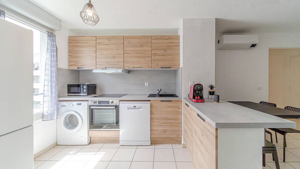 Zola - Pressense Apartment | Charming 6-person apartment with a balcony in Feyssine La Doua